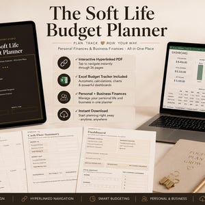 Może przedstawiać: Cyfrowy planer budżetu zatytułowany The Soft Life Budget Planner wyświetlany na ekranie tabletu i laptopa, wraz z wydrukowanymi arkuszami budżetowymi, notatnikiem i długopisem. Interfejs zawiera pulpity nawigacyjne finansów, wykresy i listy.