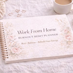 Peut inclure: Un agenda à spirales avec le texte "Work From Home Burnout Reset Planner" et des motifs floraux. Un tasse de café, un crayon et d'autres accessoires de bureau sont à proximité. L'ensemble est dans des tons doux et neutres.
