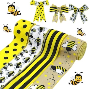 Op de afbeelding: Een set van drie keramische mokken met een gespikkelde, matte afwerking. De mokken zijn in crème, lichtbruin en donkerbruin. Elke mok heeft een eenvoudig, minimalistisch ontwerp.