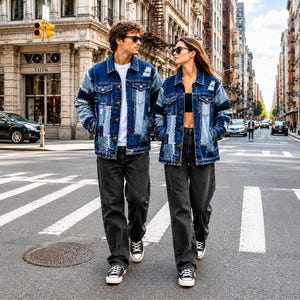 Könnte beinhalten: Zwei Personen tragen passende blaue Patchwork-Jeansjacken mit Used-Optik, kombiniert mit schwarzen Jeans und schwarz-weißen Sneakern. Die Jacken zeichnen sich durch verschiedene Blautöne der Denim-Stoffbahnen und Metallknöpfe aus.