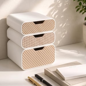 Peut inclure: Une unité de rangement de bureau blanche composée de trois tiroirs empilés avec une façade texturée à motif de losanges beiges. Chaque tiroir possède une poignée découpée en demi-cercle pour un accès facile et un aspect ordonné.