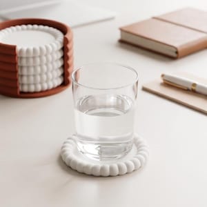 Minimalistiskt set med 5 underlägg och hållare, moderna drinkunderlägg, bordsdekoration, hempresent, soffbordsorganisatör
