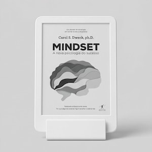 Pode incluir: Uma moldura retangular branca contendo a capa de um livro intitulada Mindset: A nova psicologia do sucesso por Carol S. Dweck, Ph.D. A capa apresenta uma ilustração em tons de cinza de um cérebro humano e pequeno texto.