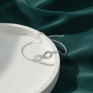スターリングシルバー製インフィニティシェイプベゼルブレスレット、ミニマリストハンドメイド記念ジュエリー製作用品