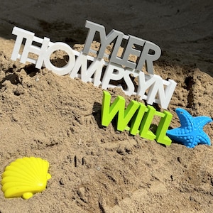 Może przedstawiać: Rustykalny drewniany szyld z napisem "Welcome to our home" w białych literach. Szyld ma postarzaną powierzchnię i prosty, zachęcający design, idealny na ganek lub do wejścia.