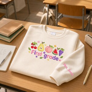 Bestickter Pullover mit Obstmotiv für die erste Klasse, personalisiertes Sweatshirt mit Lehrernamen, Grundschulbekleidung