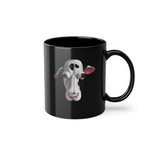 Può includere: Una tazza da caffè in ceramica nera con un design stravagante a forma di faccia di mucca. La faccia della mucca è bianca con macchie nere, orecchie rosa e un naso rosa. La tazza ha un manico curvo e una finitura lucida.