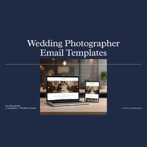 Op de afbeelding: Een laptop en tablet met e-mailsjablonen voor trouwfotografen. De tekst "Wedding Photographer Email Templates" staat bovenaan. De laptop en tablet staan op een houten oppervlak tegen een donkerblauwe achtergrond.