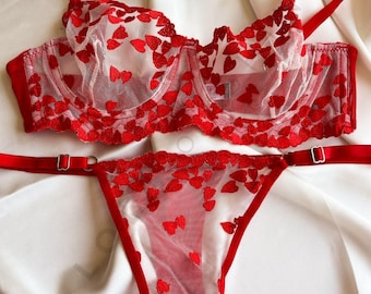 Rote Spitze Bralette Set, Herz Tanga Dessous, verstellbare Coquette Dessous Set, schiere Netzunterwäsche, romantisches Geschenk für sie