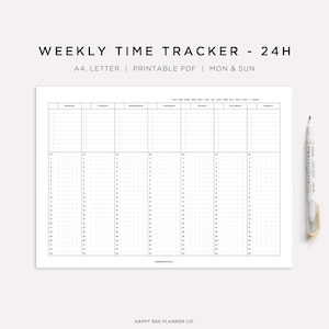 Puede incluir: Un rastreador de tiempo semanal imprimible en PDF blanco con el texto "WEEKLY TIME TRACKER - 24H" en la parte superior. El rastreador está diseñado para 24 horas, con columnas para cada día de la semana. Un bolígrafo blanco está en el lado derecho de la imagen.