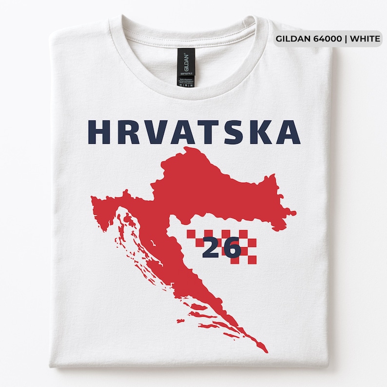 Op de afbeelding: Een wit t-shirt met de tekst HRVATSKA in donkerblauwe letters boven een rode kaart van Kroati&euml;. Het ontwerp bevat een rood-wit geblokt patroon met het donkerblauwe cijfer 26 over de kaart heen. Het shirt heeft een zwart label in de nek.