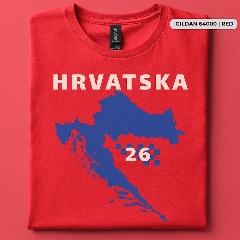 Op de afbeelding: Een rood t-shirt met korte mouwen met het woord HRVATSKA in witte hoofdletters boven een blauwe silhouetkaart van Kroati&euml;. Het ontwerp bevat een klein blauw-wit geblokt patroon naast het witte cijfer 26 op de grafische kaart.