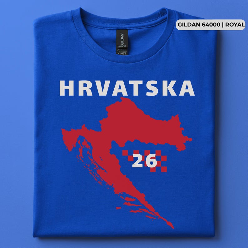 Op de afbeelding: Een koningsblauw t-shirt met ronde hals en de witte tekst HRVATSKA boven een rode silhouetkaart van Kroati&euml;. Het ontwerp bevat een rood-wit geblokt patroon over de kaart met het witte cijfer 26 in het midden van de afbeelding.