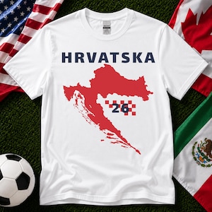 Op de afbeelding: Een wit T-shirt met korte mouwen met de tekst HRVATSKA in donkerblauwe letters boven een rode kaart van Kroati&euml;. De kaart bevat een rood-wit geblokt patroon met het getal 26 in het donkerblauw gecentreerd over het geblokte ontwerp.