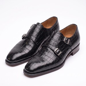 Schwarze Doppelmonk-Schuhe mit Krokodilprägung; handgefertigte Lederschuhe für festliche Anlässe und Hochzeiten