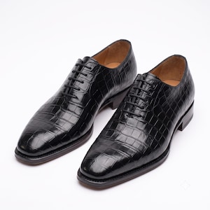 Oxford-Schuhe aus schwarzem Leder mit Krokodilprägung; handgefertigte elegante Hochzeitsschuhe