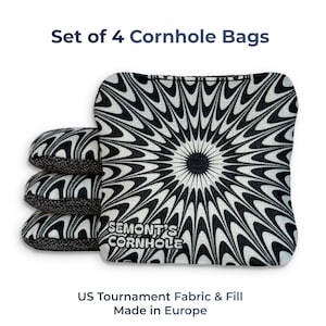 Könnte beinhalten: Set aus vier Cornhole-Taschen mit einem schwarz-weißen geometrischen Design. Die Taschen sind aus US-Turnierstoff und -Füllung gefertigt. Der Text "Set of 4 Cornhole Bags" und "SEMONT'S CORNHOLE" sind sichtbar.
