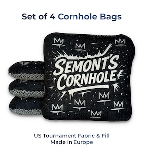 Könnte beinhalten: Set mit vier schwarzen Cornhole-Säcken. Eine Tasche zeigt den weißen Text "SEMONT'S CORNHOLE" mit Kronengrafiken. Die anderen Taschen haben ein schwarz-weißes Muster. Die Taschen werden aus US-Turnierstoff hergestellt.