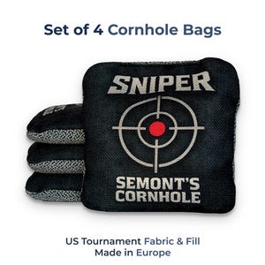 Könnte beinhalten: Set aus vier schwarzen Cornhole-Säcken. Ein Beutel zeigt ein Ziel-Design mit dem Wort "SNIPER" darüber und "SEMONT'S CORNHOLE" darunter. Die anderen Beutel sind links gestapelt. Hergestellt mit US Tournament Fabric & Fill.