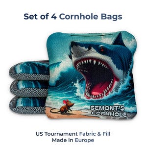 Könnte beinhalten: Set aus vier Cornhole-Taschen. Eine Tasche zeigt eine Hai-Illustration mit dem Text "SEMONT'S CORNHOLE". Die anderen Taschen haben ein blaues und graues Muster. Der Text "US Tournament Fabric & Fill Made in Europe" ist ebenfalls vorhanden.