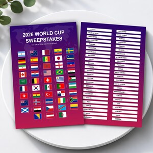 Könnte beinhalten: Zwei rechteckige Karten mit einem violett-magentafarbenen Farbverlauf. Die linke Karte zeigt den Text 2026 WORLD CUP SWEEPSTAKES und ein Raster mit Nationalflaggen. Die rechte Karte enthält eine Liste von Ländernamen mit leeren Zeilen.
