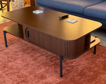 Mesa de centro moderna de meados do século XX, em nogueira, com 2 níveis e detalhes canelados, além de espaço para armazenamento.