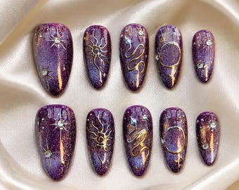 Lila Galaxy Press auf Nägeln mit Gold Lines und Crystal Star Accents