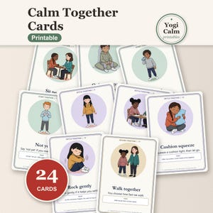 Op de afbeelding: Een set van 24 Calm Together kaarten met illustraties van kinderen en volwassenen in verschillende houdingen. Elke kaart bevat tekstinstructies zoals Sit together, Settle together, Return together en Cushion squeeze, met het logo van Yogi Calm printables.