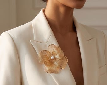 Goldene Blumenbrosche, Perlenbrosche, florale Statement-Anstecknadel, Vintage-Goldschmuck, elegante Brosche für Damen
