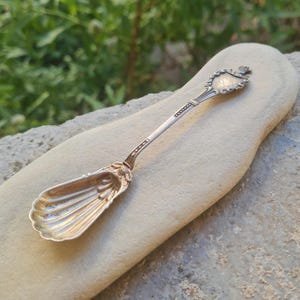 Antik 800 massivt silver snäcksked, utsmyckad vintage Caddy silverbestick samlargåva