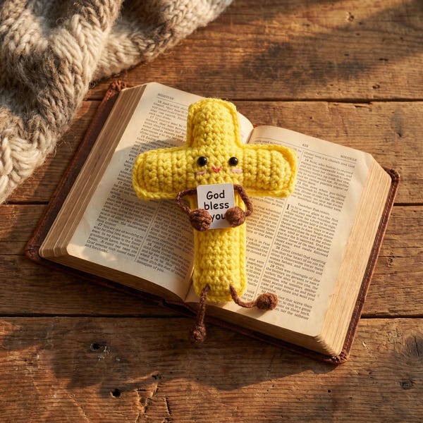 Peluche de cruz de ganchillo con la inscripción "Dios te bendiga", muñeco de oración cristiano hecho a mano, regalo de consuelo religioso, juguete de peluche de aliento basado en la fe.