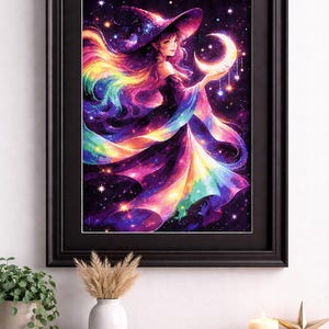 以下が含まれることがあります： 額装されたアートワークは、三日月を持つ天上の魔女を描いています。魔女の髪とドレスは、星空を背景に鮮やかな虹色です。アートワークは黒いフレームに入っており、白い表面に表示されています。