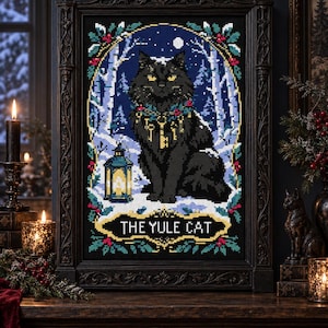 Peut inclure: Une broderie au point de croix encadrée représentant un chat noir aux yeux jaunes portant une guirlande de clés et de houx. Le chat est assis dans une forêt enneigée avec une lanterne allumée. Le texte THE YULE CAT figure sur une bannière dorée.