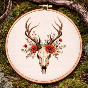 Korsstygnsmönster med hjortskalle i PDF-format • Broderidesign med blommiga horn • Gotiskt bohemiskt handarbetsschema