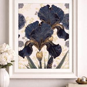 Pode incluir: Arte floral emoldurada com um close-up de flores de íris azul escuro com detalhes dourados. A obra de arte é definida contra um fundo creme com um padrão floral sutil. A moldura branca complementa as cores da obra.