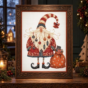Könnte beinhalten: Ein gerahmtes Kreuzstichbild, das einen stilisierten Weihnachtsmann mit langem, weißem Bart zeigt, der mit hängenden Ornamenten geschmückt ist, bekleidet mit einem roten gemusterten Mantel, einer gestreiften Mütze und dunklen, geschwungenen Schuhen.