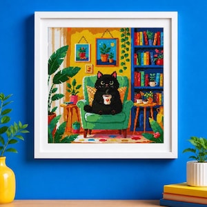 Puede incluir: Una impresión artística enmarcada representa un gato negro relajándose en un sillón verde, sosteniendo una taza. El gato está en una habitación acogedora con una pared amarilla, una estantería azul y plantas en macetas. La obra está en un marco blanco.