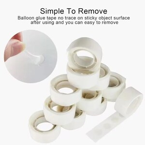 Puede incluir: Rollos de cinta adhesiva blanca para globos y una tira con puntos adhesivos. La imagen incluye el texto "Simple To Remove" y "Balloon glue tape no trace on sticky object surface after using and you can easy to remove."