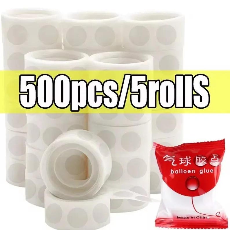 Puede incluir: Varios rollos de puntos adhesivos blancos con puntos grises y un peque&ntilde;o paquete rojo de pegamento para globos. El texto "500pcs/5rolls" se muestra en una pancarta amarilla. El paquete de pegamento para globos contiene texto chino.