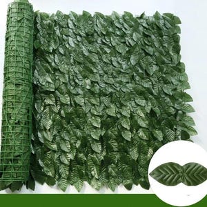 Puede incluir: Un rollo de valla artificial de hojas verdes con una densa rejilla de hojas de plástico verde oscuro unidas a una malla de plástico verde. Un recuadro circular muestra un primer plano de dos hojas individuales con nervaduras visibles.