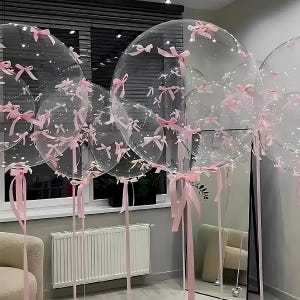 Puede incluir: Un juego de tres tazas de cerámica con un acabado mate moteado. Cada taza presenta un color diferente: azul claro, crema y gris. Las tazas tienen un diseño simple y moderno con una forma redondeada y un asa cómoda.