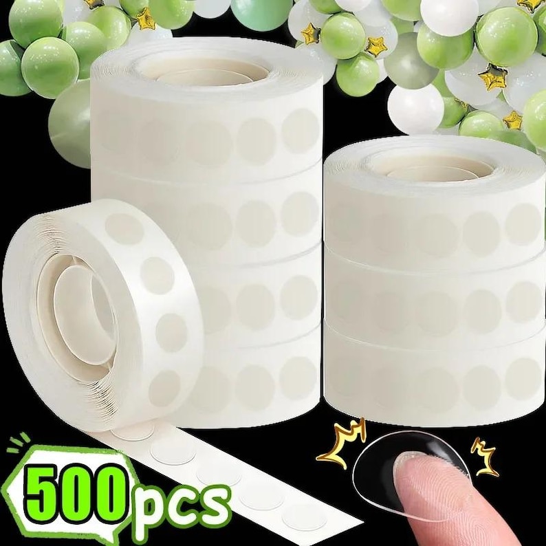 Puede incluir: Se muestran varios rollos de puntos adhesivos transparentes para globos, con una tira de puntos desenrollada. La imagen incluye el texto "500pcs" en un cuadro verde y blanco. Globos en tonos verdes y blancos est&aacute;n en el fondo.
