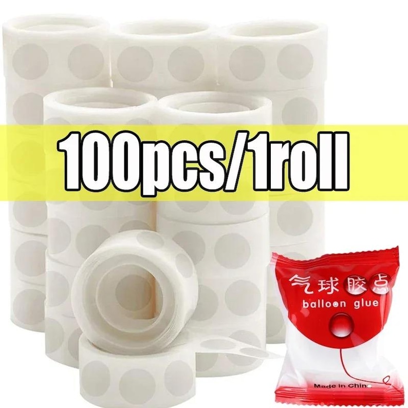 Puede incluir: Pegatinas adhesivas redondas blancas en rollos, con el texto "100pcs/1roll" en un rect&aacute;ngulo amarillo. Tambi&eacute;n se ve un peque&ntilde;o paquete rojo de pegamento para globos. Ideales para manualidades y decoraciones de fiestas.