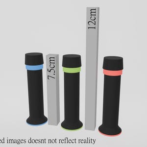 Op de afbeelding: Drie zwarte cilindrische handgrepen met gekleurde ringen in blauw, groen en koraal. Twee grijze rechthoekige balken geven hoogtes van 7,5 cm en 12 cm aan. De tekst onderaan luidt: Rendered images doesnt not reflect reality.