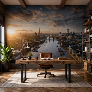 Op de afbeelding: Een thuiskantoor met een grote muurschildering van de skyline van Londen bij zonsondergang, een houten bureau met een zwarte lamp, een bruine leren bureaustoel, een plant in een pot en een hoog houten rek op een grijs kleed op een houten vloer.