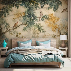 Könnte beinhalten: Schlafzimmer mit einem Wandbild mit Vögeln auf Ästen. Das Bett hat ein hölzernes Kopfteil, blaue Bettwäsche und eine beige Decke. Eine türkisfarbene Vase steht auf einem Beistelltisch, und eine Lampe sorgt für sanfte Beleuchtung.