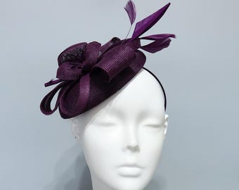 深紫色の花と羽根の装飾ファシネーター｜ケンタッキーダービー、結婚式、ティーパーティー、フォーマルカクテルパーティーのヘッドピース