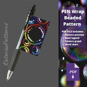 Op de afbeelding: Een zwarte Pilot G-2 05 pen met een rechthoekig kralenpatroon met kleurrijke cirkelvormige ontwerpen op een zwarte achtergrond. De tekst luidt PEN Wrap Beaded Pattern, PDF FILE includes: Pattern preview, Bead legend, Pattern graph, Word chart en .PDF.
