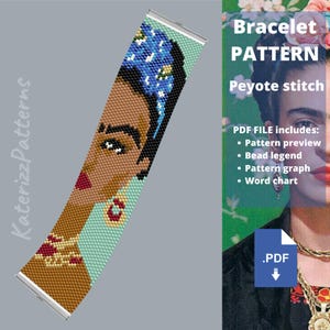 Könnte beinhalten: Ein rechteckiges Peyote-Stitch-Armbandmuster mit einem verpixelten Porträt von Frida Kahlo mit blauem Blumenschmuck, brauner Haut, roten Lippen und goldenem Schmuck. Das Design enthält den Text Bracelet PATTERN Peyote stitch.