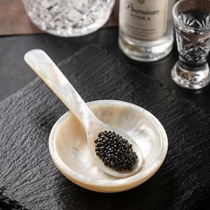 Può includere: Un set di tre tazze in ceramica con finitura opaca e macchiettata. Le tazze sono nei toni del crema, grigio chiaro e grigio scuro. Ogni tazza ha un design semplice e minimalista.